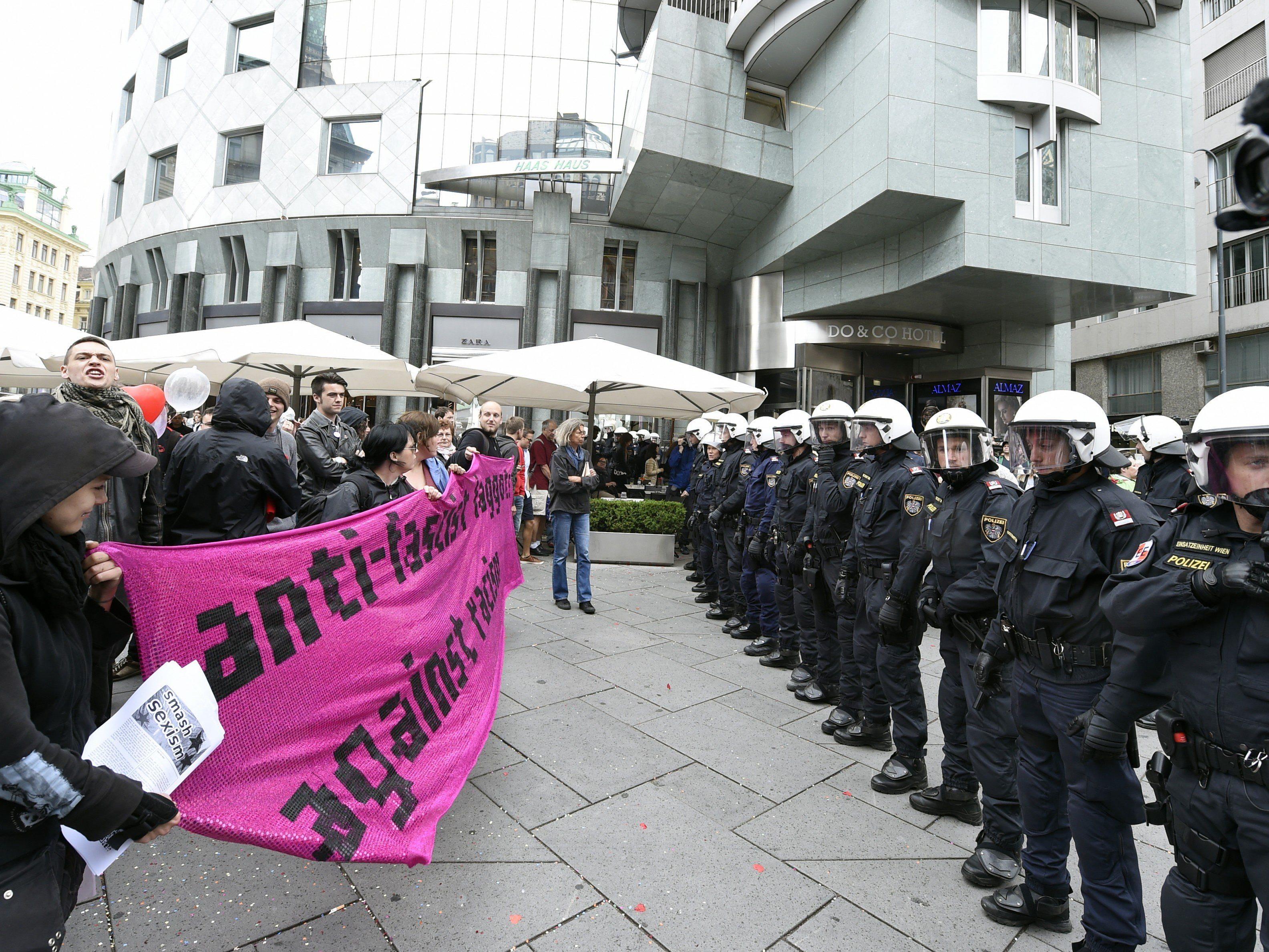 Zwei Demonstrationen gibt es abseits der Wiener Regenbogenparade 2015.