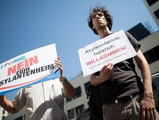 Bei der Protestaktion der Wiener FPÖ - es waren weit mehr Gegendemonstranten als Teilnehmer vor Ort