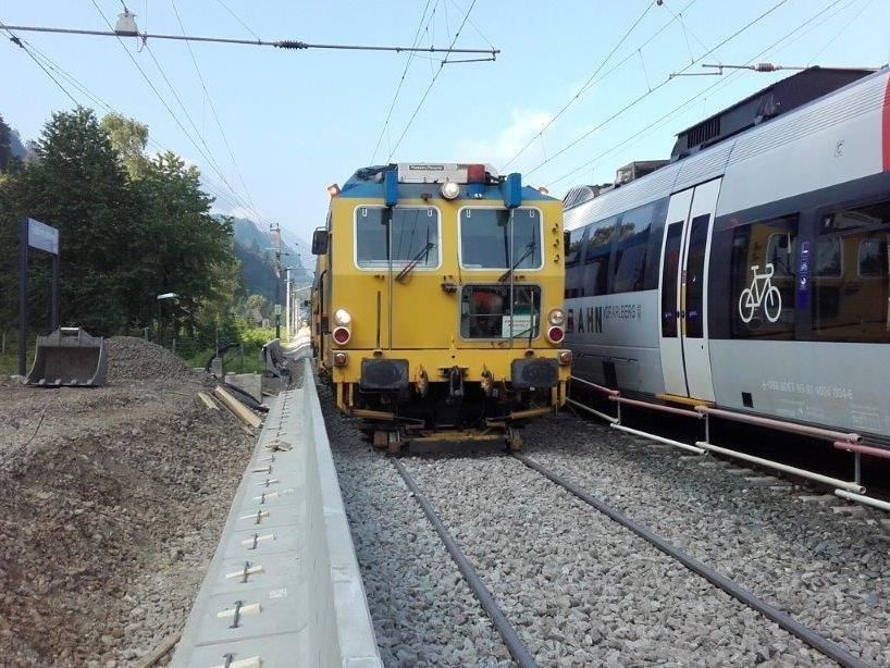 Auf dem gesperrten Streckengleis wurde intensiv gearbeitet – am zweiten Gleis wurde der tägliche Bahnverkehr abgewickelt. Auf dem gesperrten Streckengleis wurde intensiv gearbeitet – am zweiten Gleis wurde der tägliche Bahnverkehr abgewickelt.