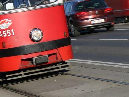 Herrenloser Koffer bei Wiener Bim-Station - Zwei Linien unterbrochen