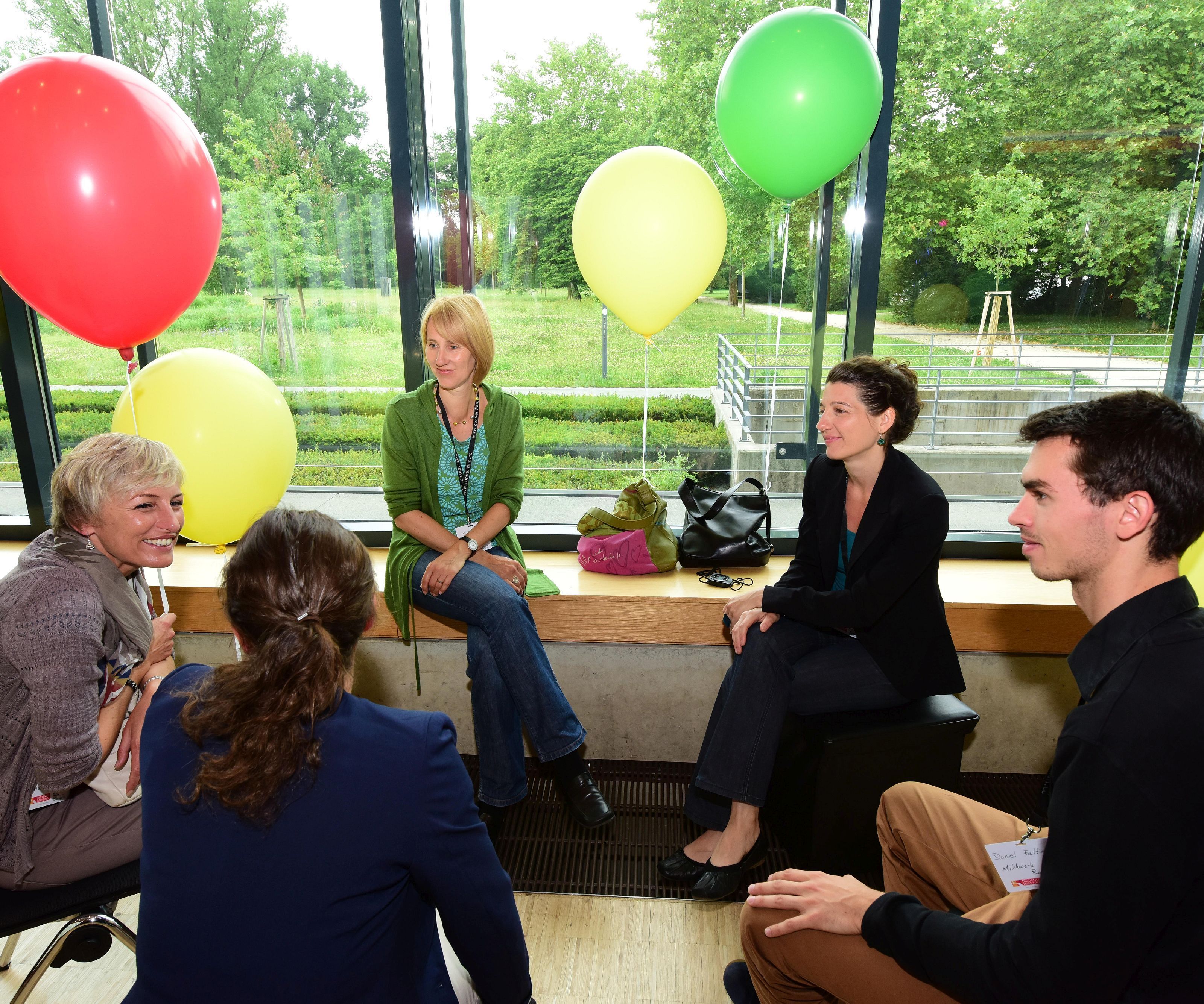 Die Luftballon-Farben signalisieren mehr oder weniger Kongresserfahrung – Austausch auf Augenhöhe ist dennoch selbstverständlich. Die Luftballon-Farben signalisieren mehr oder weniger Kongresserfahrung – Austausch auf Augenhöhe ist dennoch selbstverständlich.