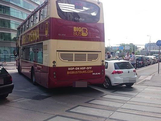 Dieser Bus rammte scheinbar den weißen Pkw