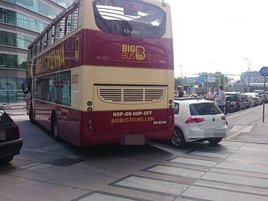 Dieser Bus rammte scheinbar den weißen Pkw Dieser Bus rammte scheinbar den weißen Pkw