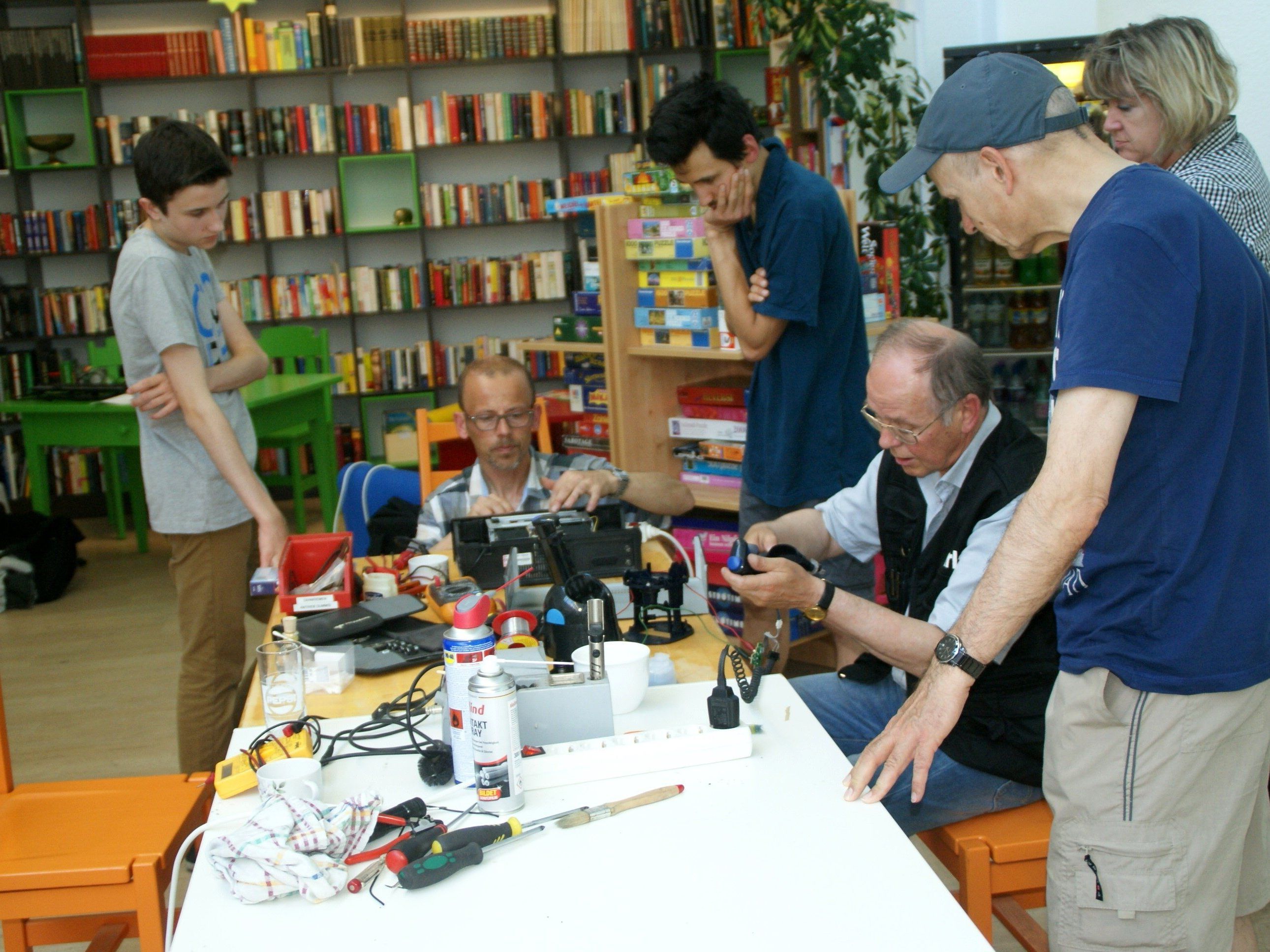 Es wurde fleißig gelötet, geschraubt und gefachsimpelt! Es wurde fleißig gelötet, geschraubt und gefachsimpelt!