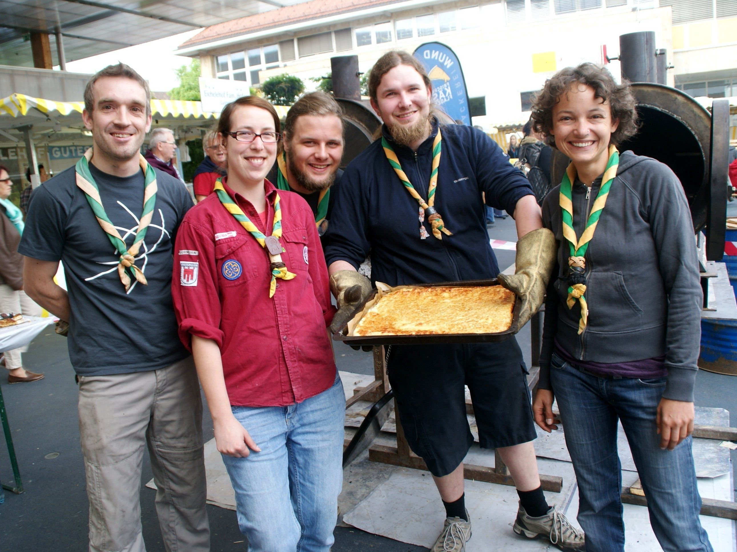 Auch die Pfadfinder waren mit Käsdönnala beim Markt vertreten Auch die Pfadfinder waren mit Käsdönnala beim Markt vertreten