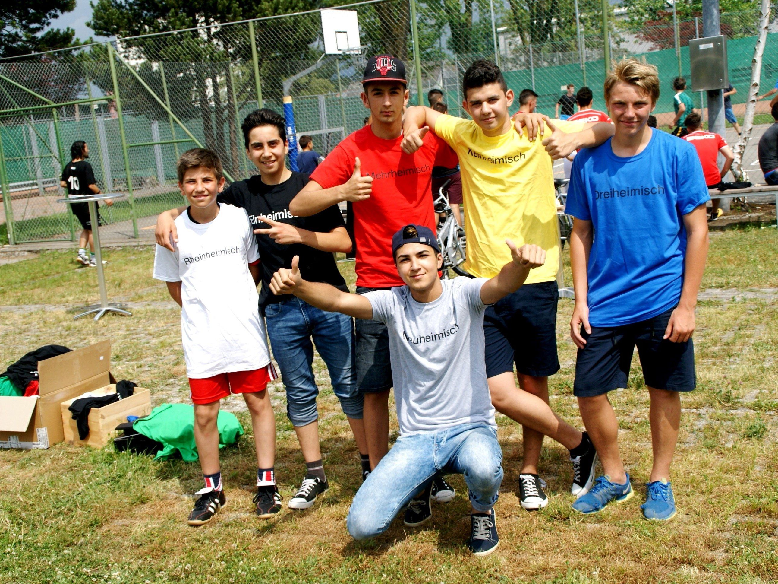 Fremdheimisch und Einheimisch spielten Fußball! Fremdheimisch und Einheimisch spielten Fußball!