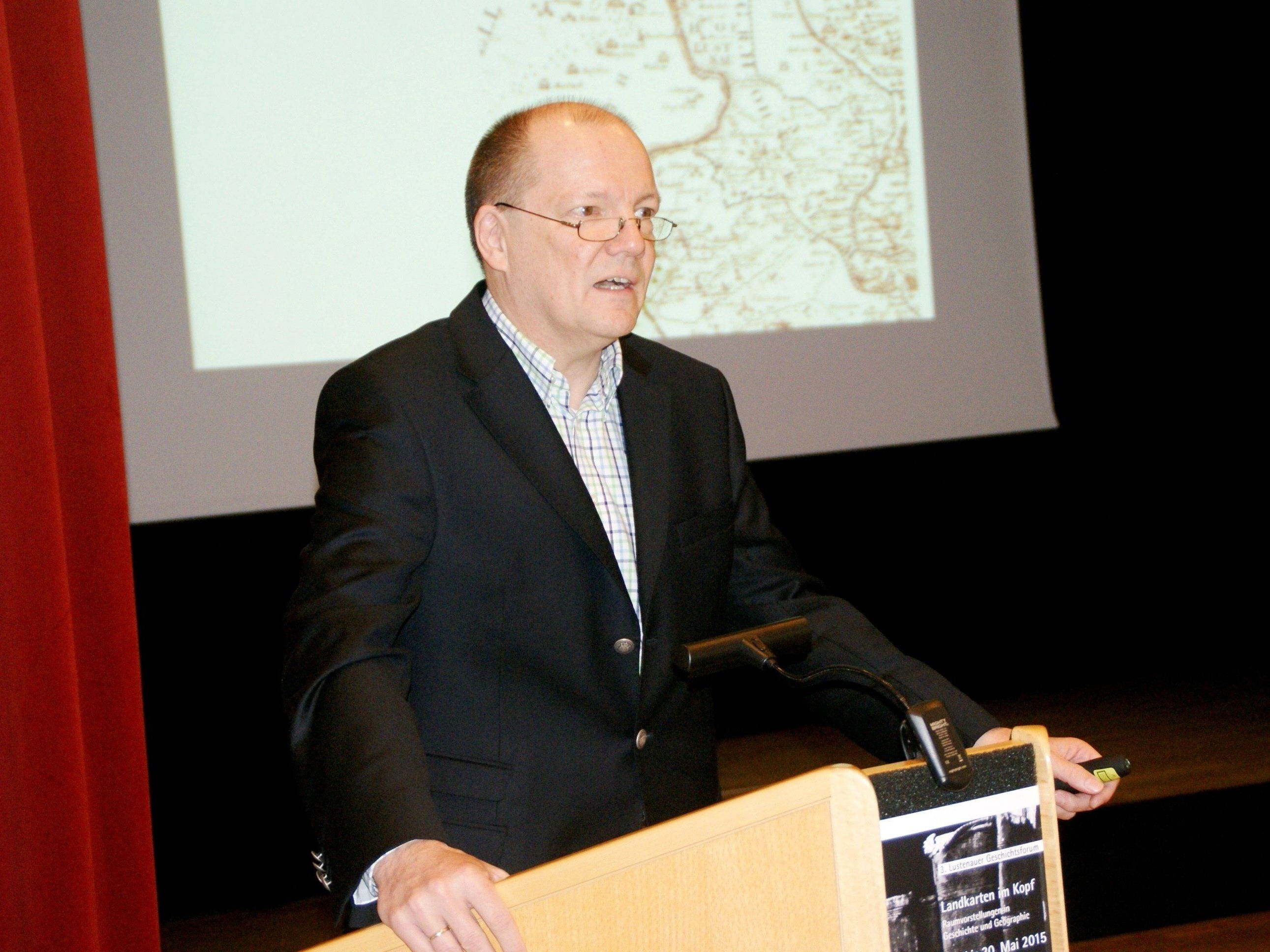 Wolfgang Scheffknecht referierte über das Raumgefühl, über Heimat und Fremde. Wolfgang Scheffknecht referierte über das Raumgefühl, über Heimat und Fremde.