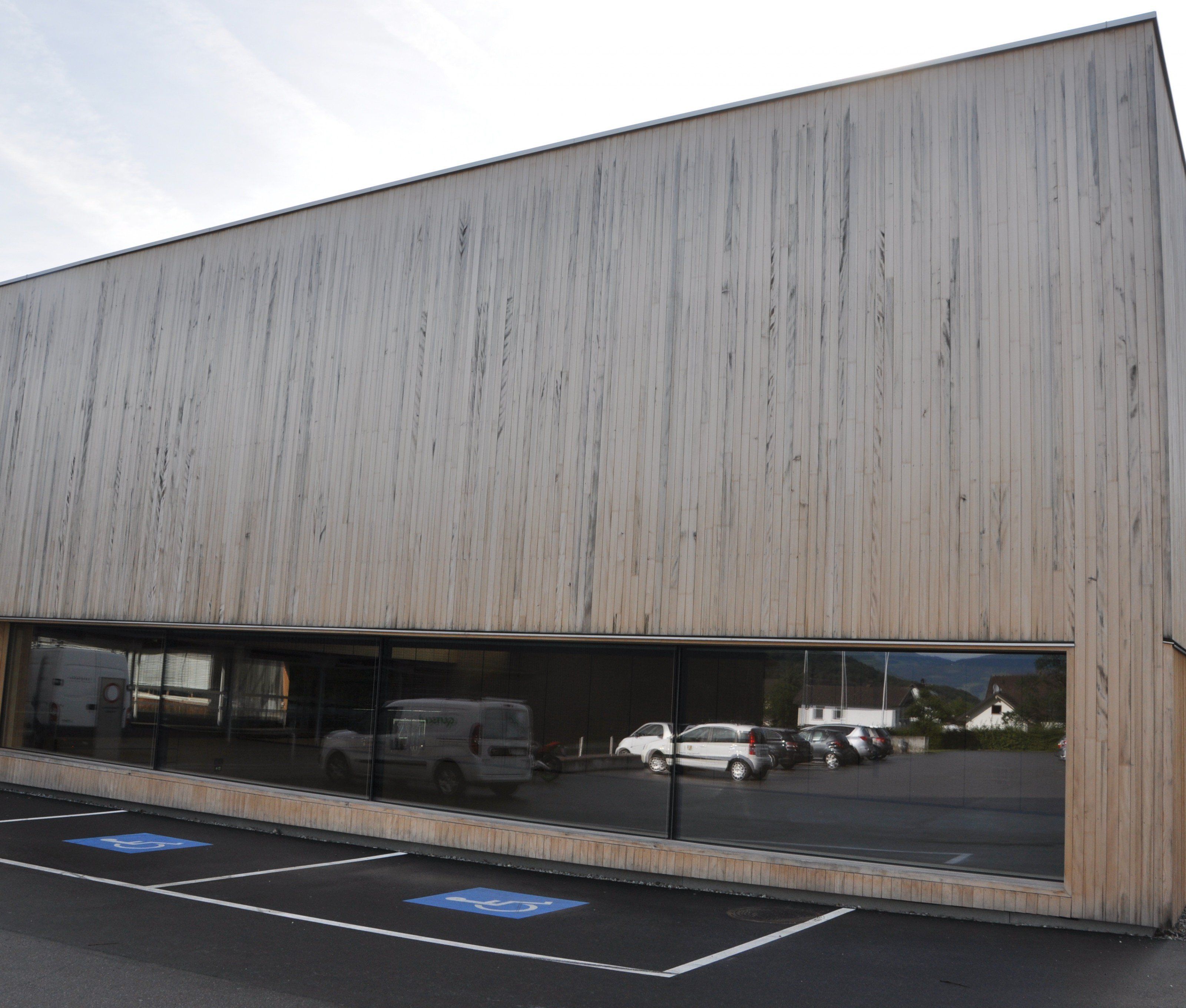 Die neue Klauser Sporthalle mit Mehrzweckgebäude wird am Sonntag feierlich eröffnet. Die neue Klauser Sporthalle mit Mehrzweckgebäude wird am Sonntag feierlich eröffnet.