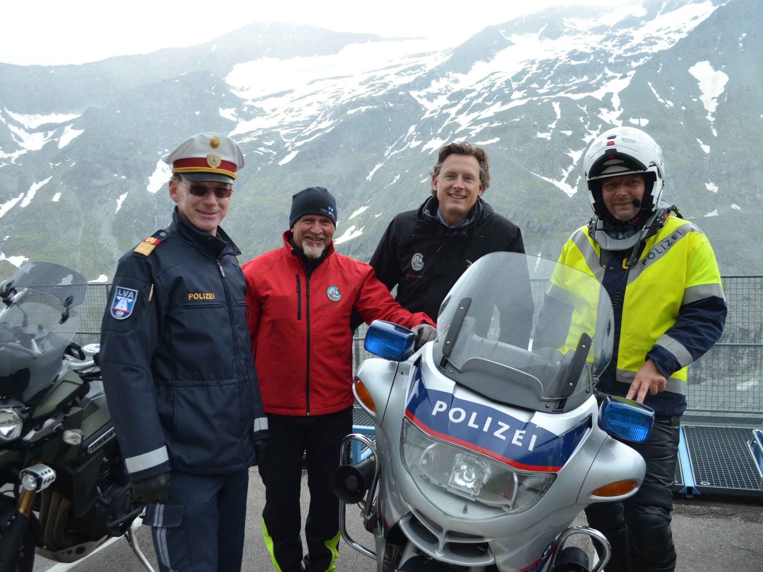von links: Oberst Friedrich Schmidhuber, Sicherheitsbeauftragter der GROHAG Stefan Schwaiger, GD GROHAG Dr. Johannes Hörl, GI Fahrinstruktor Christian Sommerlat beim Fahrsicherheitstraining auf der Kaiser-Franz-Josefs-Höhe. von links: Oberst Friedrich Schmidhuber, Sicherheitsbeauftragter der GROHAG Stefan Schwaiger, GD GROHAG Dr. Johannes Hörl, GI Fahrinstruktor Christian Sommerlat beim Fahrsicherheitstraining auf der Kaiser-Franz-Josefs-Höhe.