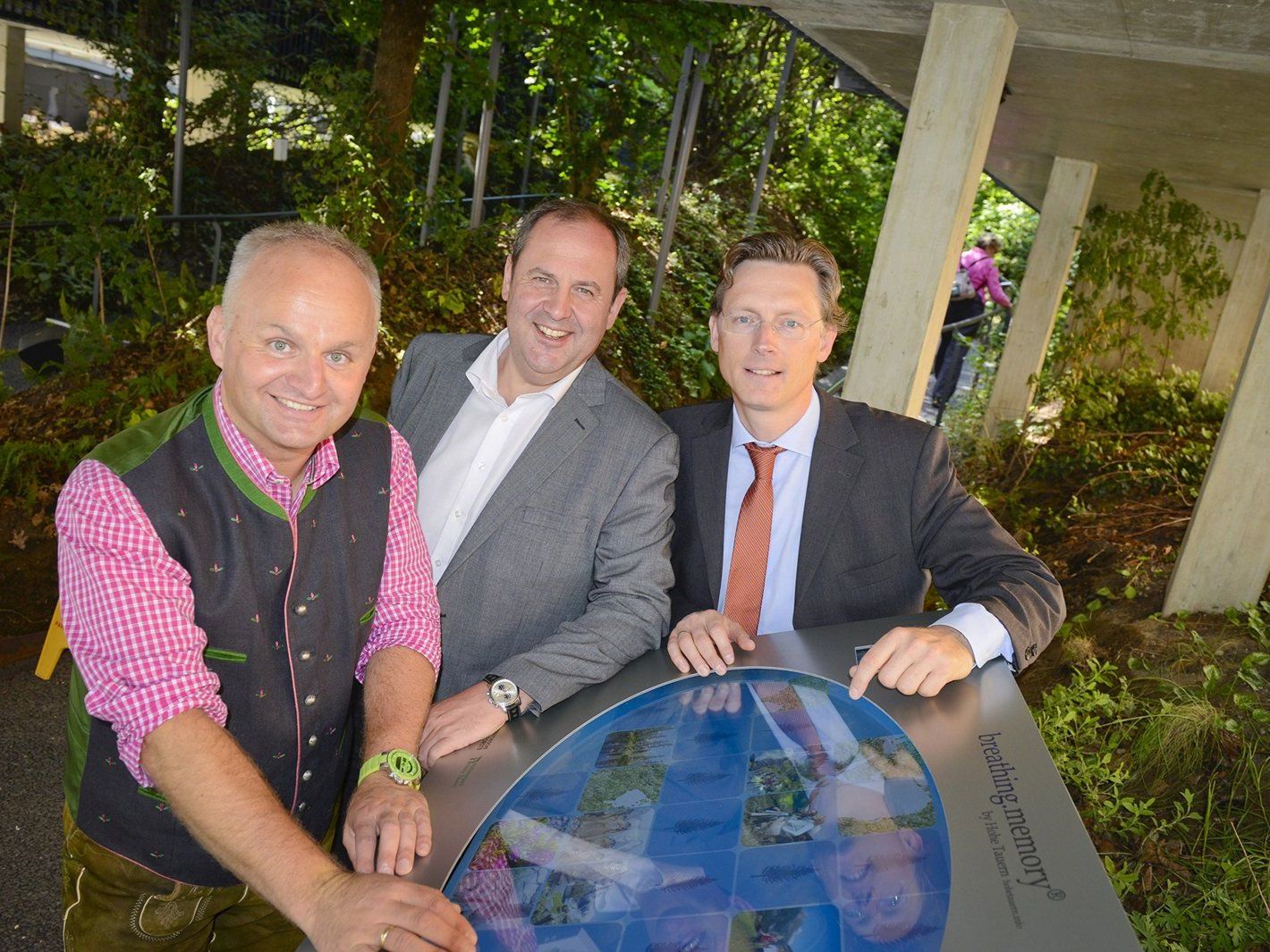 Mag. Christian Wörister (GF Ferienregion Nationalpark Hohe Tauern GmbH),  BM DI Andrä Rupprechter (Lebensministerium) und Dr. Johannes Hörl (GD Großglockner Hochalpenstraßen AG),  beim Memory-Spiel  im Österreich Pavillon bei der EXPO 2015 in Mailand. Mag. Christian Wörister (GF Ferienregion Nationalpark Hohe Tauern GmbH),  BM DI Andrä Rupprechter (Lebensministerium) und Dr. Johannes Hörl (GD Großglockner Hochalpenstraßen AG),  beim Memory-Spiel  im Österreich Pavillon bei der EXPO 2015 in Mailand.