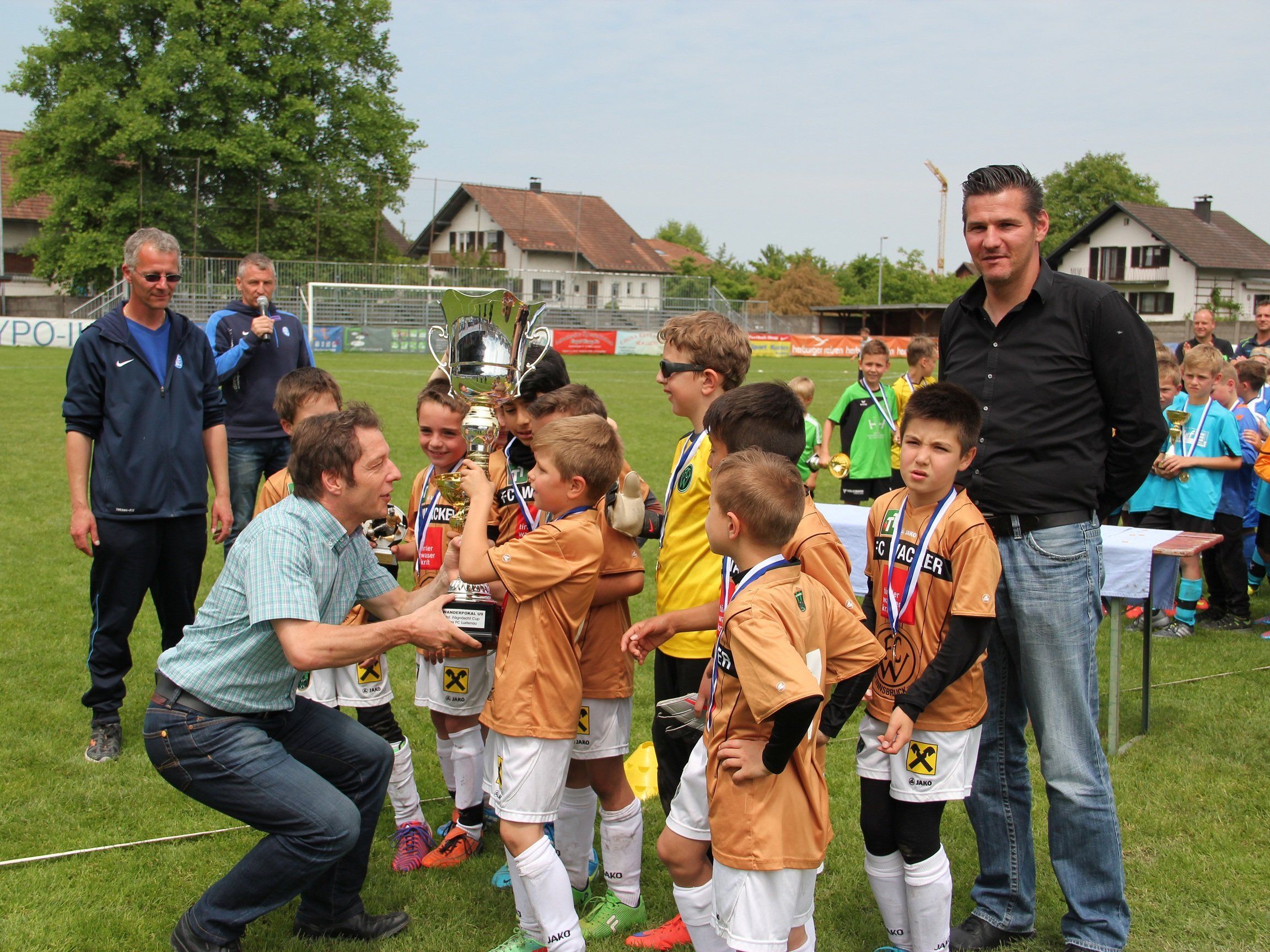 Beim Fägnascht Cup 2015 gab es neben tollen Pokalen, auch eine Menge Spaß für alle sportlichen Teilnehmer und die zahlreichen ZuschauerInnen. Beim Fägnascht Cup 2015 gab es neben tollen Pokalen, auch eine Menge Spaß für alle sportlichen Teilnehmer und die zahlreichen ZuschauerInnen.