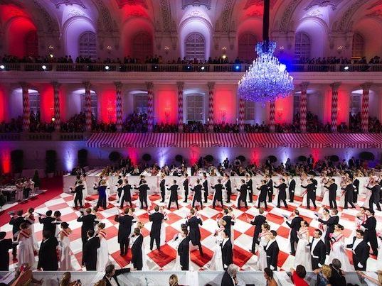 Einzug der Debutanten während der "Fete Imperiale" der Spanischen Hofreitschule am Freitag Einzug der Debutanten während der "Fete Imperiale" der Spanischen Hofreitschule am Freitag