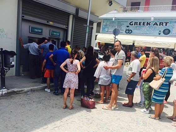Schlangestehen für Bargeld heißt es in Chalkidiki Schlangestehen für Bargeld heißt es in Chalkidiki
