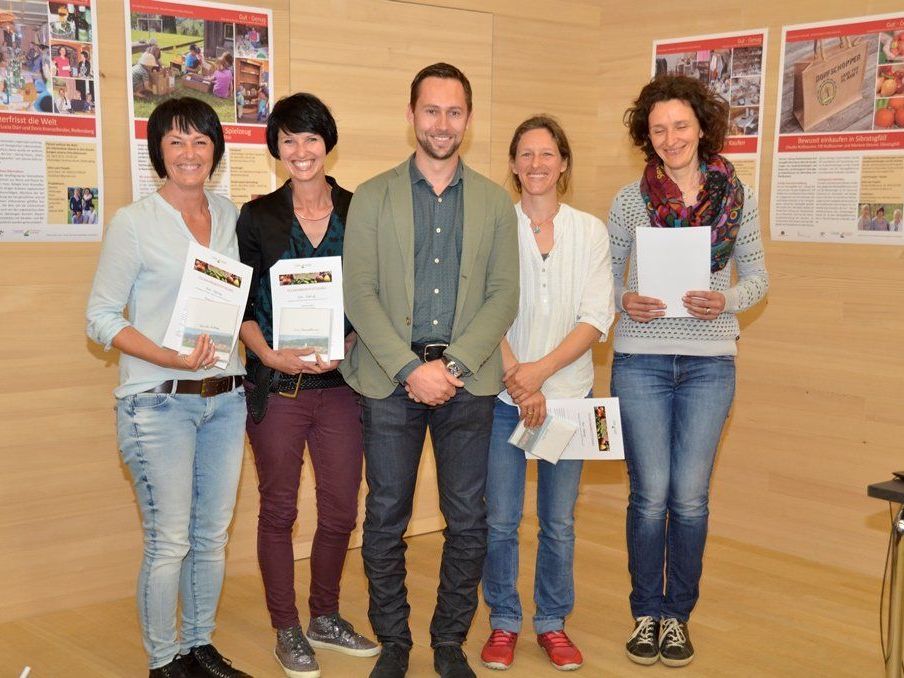 Bürgermeister Ulrich Schmelzenbach gratuliert den „Gut – Genug“ Teilnehmerinnen aus Riefensberg. Bürgermeister Ulrich Schmelzenbach gratuliert den „Gut – Genug“ Teilnehmerinnen aus Riefensberg.