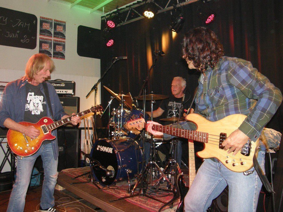 Das "Harry Bischofberger-Trio" heizte dem Publikum mt erdigen Rock. ein. Das "Harry Bischofberger-Trio" heizte dem Publikum mt erdigen Rock. ein.