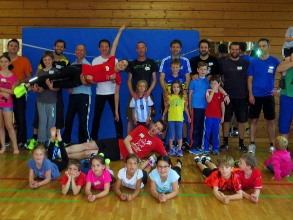 Betätigten sich trotz Regenwetter einen Vormittag sehr sportlich: Väter aus Rankweil mit ihren Kindern. Betätigten sich trotz Regenwetter einen Vormittag sehr sportlich: Väter aus Rankweil mit ihren Kindern.