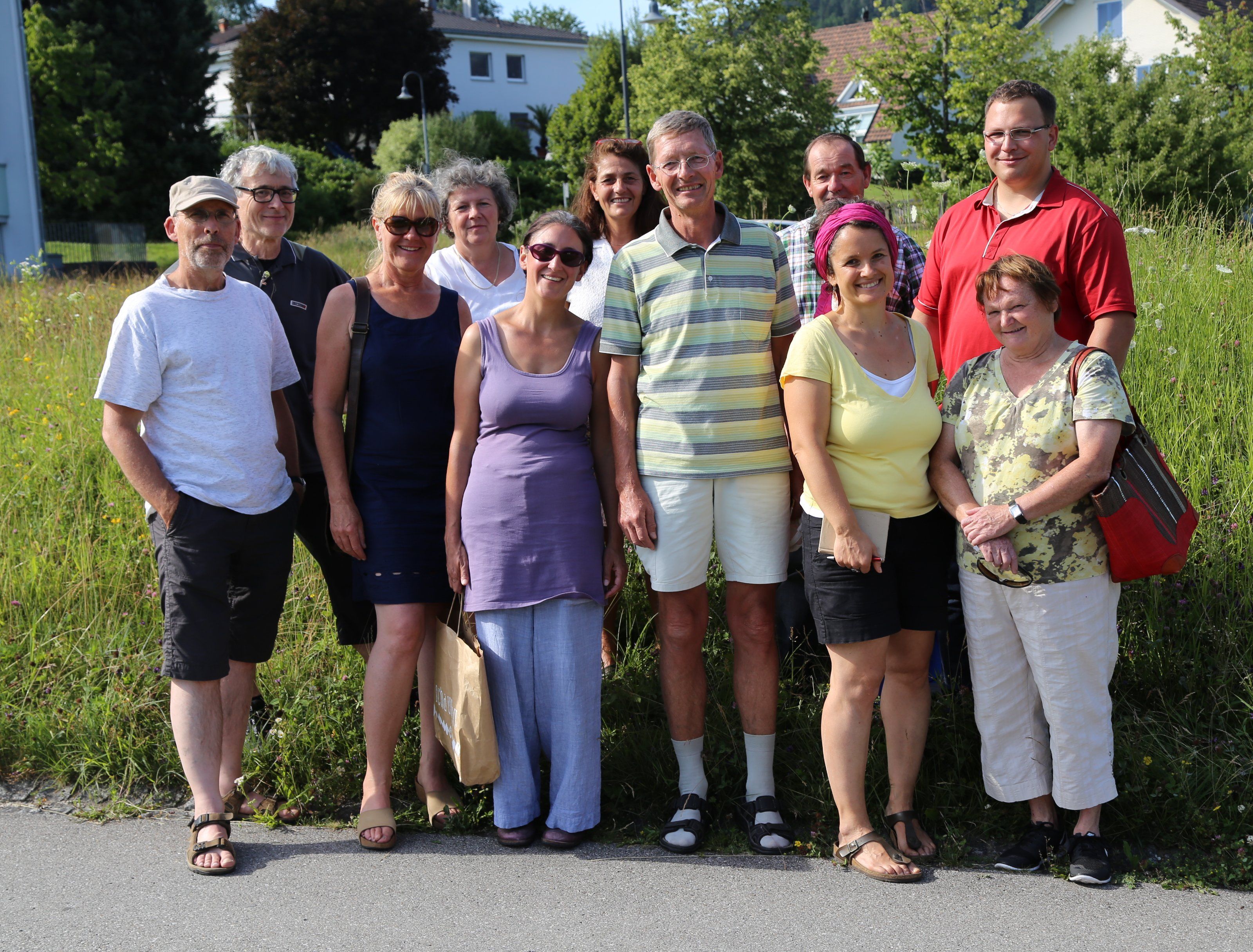 Die Teilnehmer bei der Exkursion in der Badidastraße vor der Blumenwiese der Volksschule Kirchdorf. Die Teilnehmer bei der Exkursion in der Badidastraße vor der Blumenwiese der Volksschule Kirchdorf.