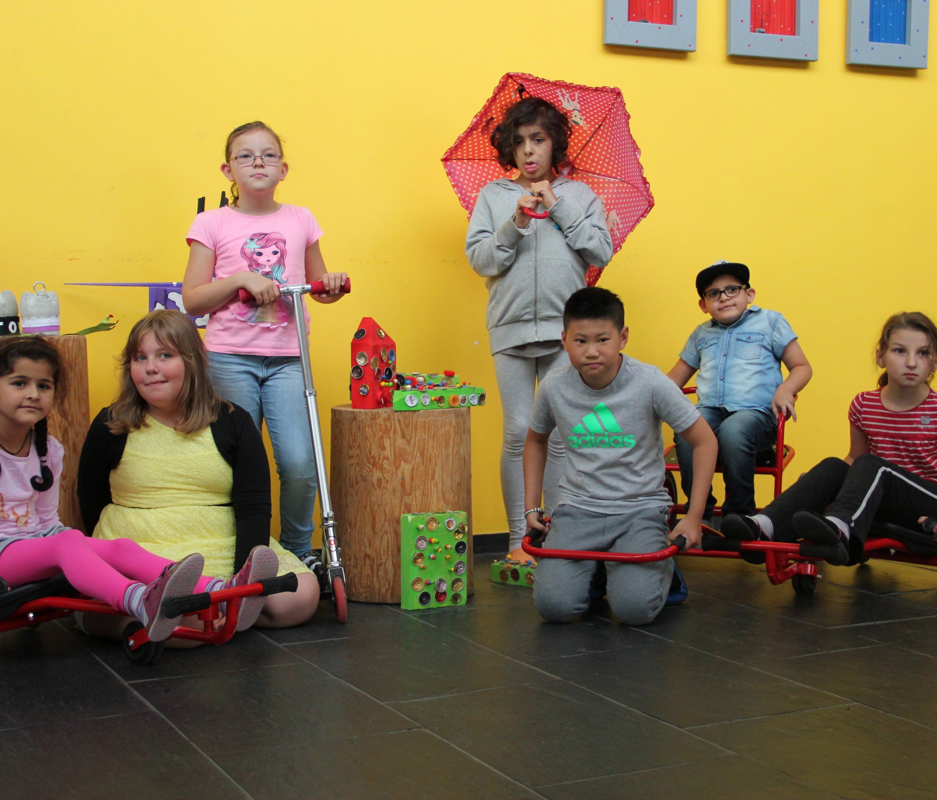 Die Schüler der Schmetterlingsklasse 2 freuen sich über die neuen Fahrzeuge! Die Schüler der Schmetterlingsklasse 2 freuen sich über die neuen Fahrzeuge!