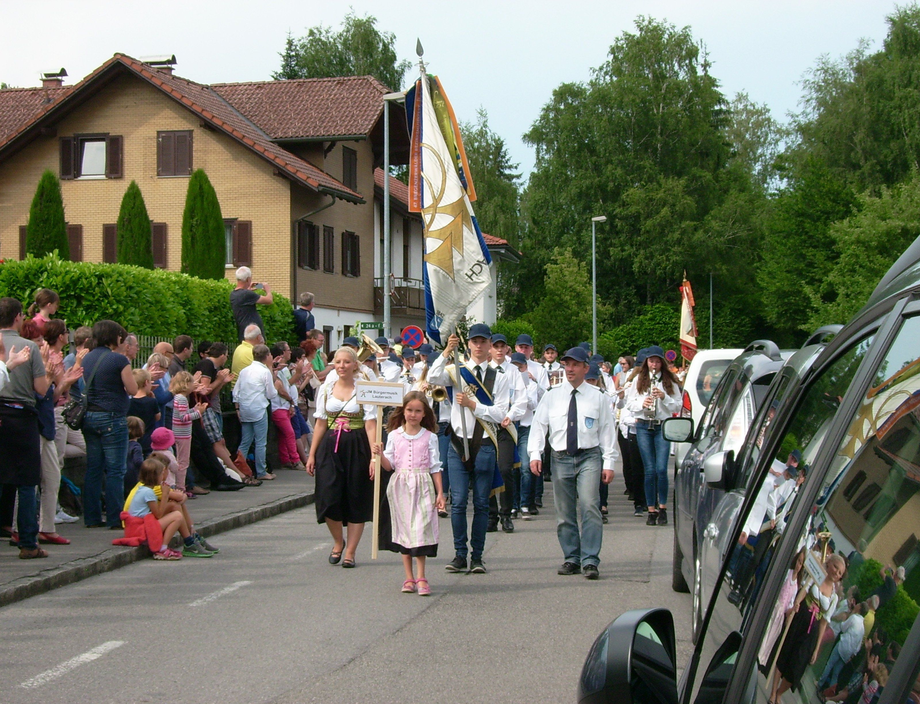 Der Einzug der Jugendkapellen zum Festplatz war ein Höhepunkt beim "Sandarfäscht" Der Einzug der Jugendkapellen zum Festplatz war ein Höhepunkt beim "Sandarfäscht"
