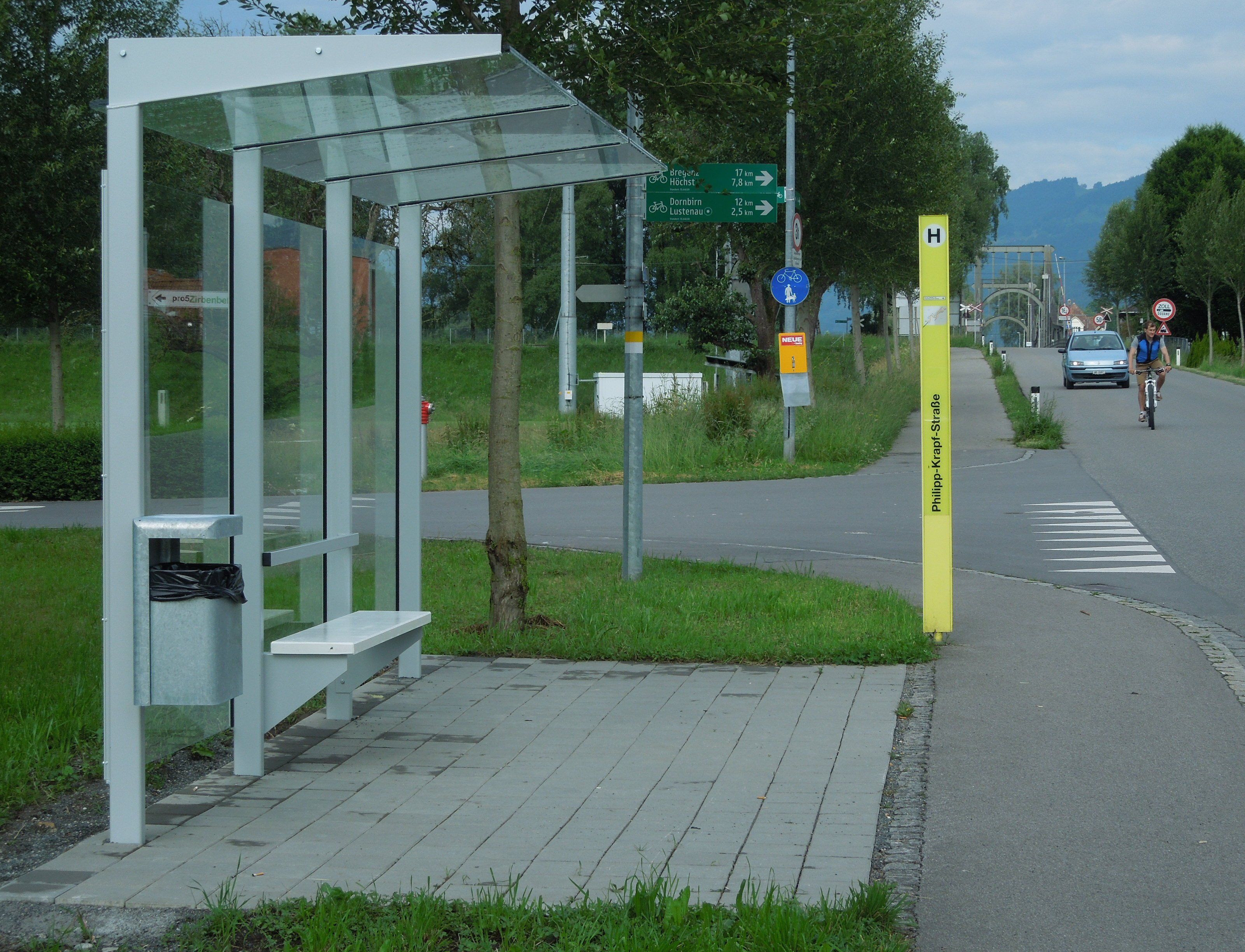 Busgäste an der Philipp-Krapf-Straße dürfen sich nun über ein überdachtes Wartehäuschen freuen. Busgäste an der Philipp-Krapf-Straße dürfen sich nun über ein überdachtes Wartehäuschen freuen.