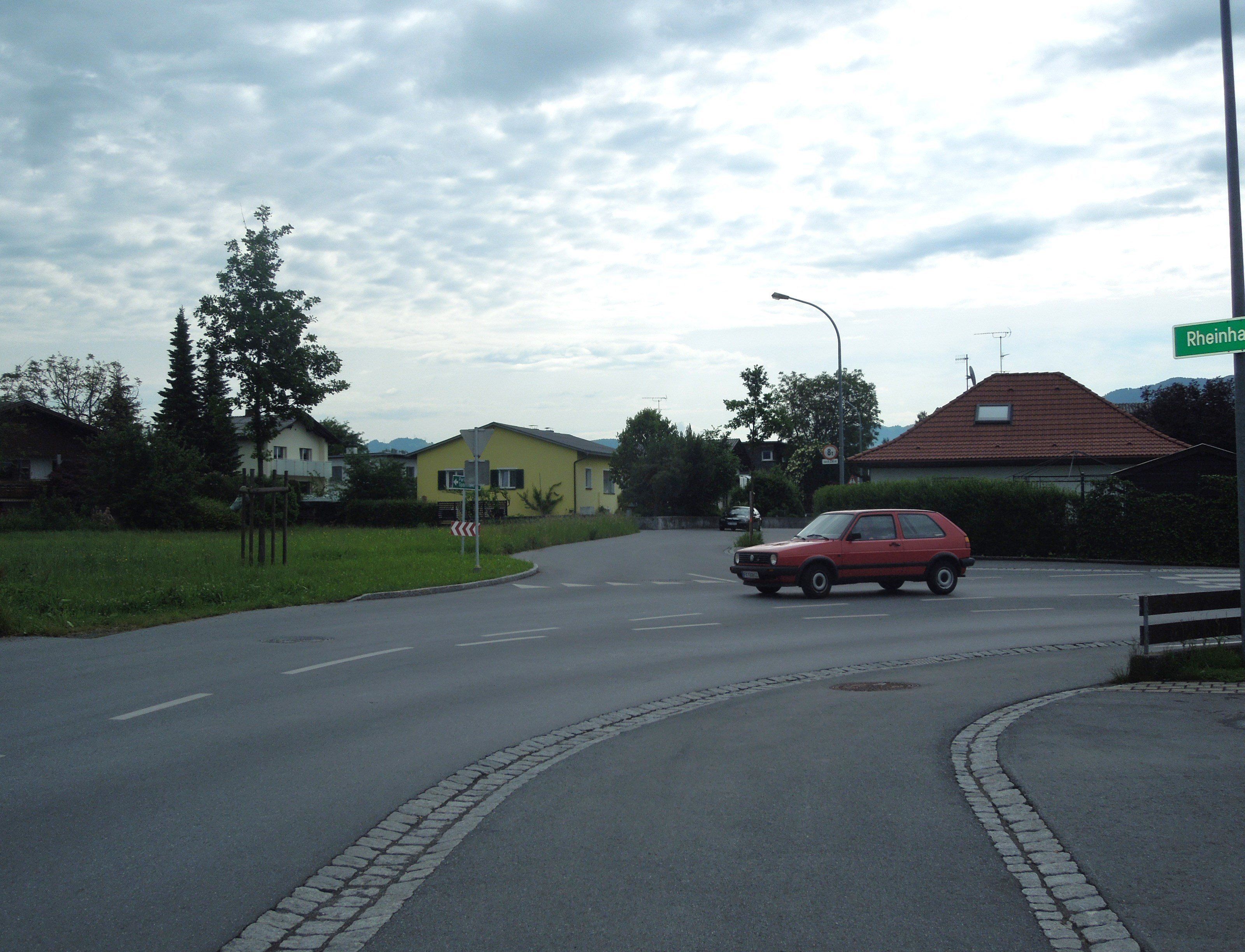 Eine Strauchbepflanzung kann an der Kreuzung wegen der darunter verlaufenden Abwasserkanalisation nicht realisiert werden. Eine Strauchbepflanzung kann an der Kreuzung wegen der darunter verlaufenden Abwasserkanalisation nicht realisiert werden.
