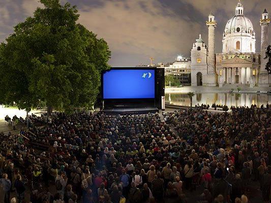 Das Kino unter Sternen lockt die Besucher alljährlich zum Karlsplatz