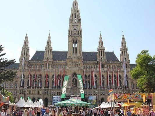 Der Wiener Kirtag am Rathausplatz ist jedes Jahr ein Besuchermagnet