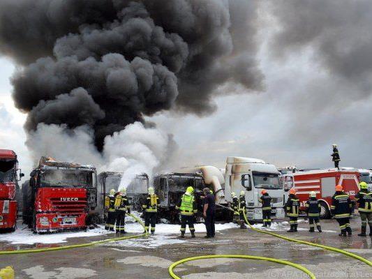 Lkws brannten: Die Feuerwehr breitete einen "Schaumteppich" aus