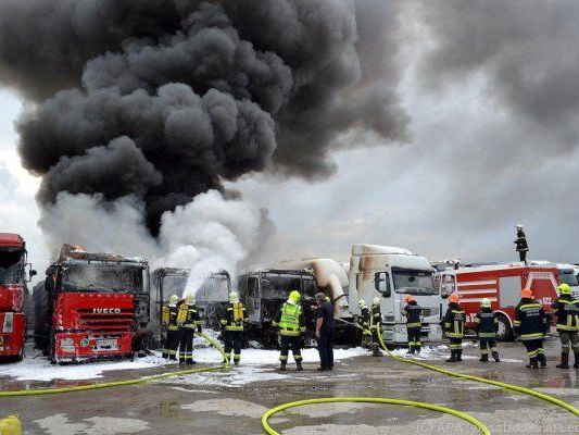 Lkws brannten: Die Feuerwehr breitete einen "Schaumteppich" aus Lkws brannten: Die Feuerwehr breitete einen "Schaumteppich" aus
