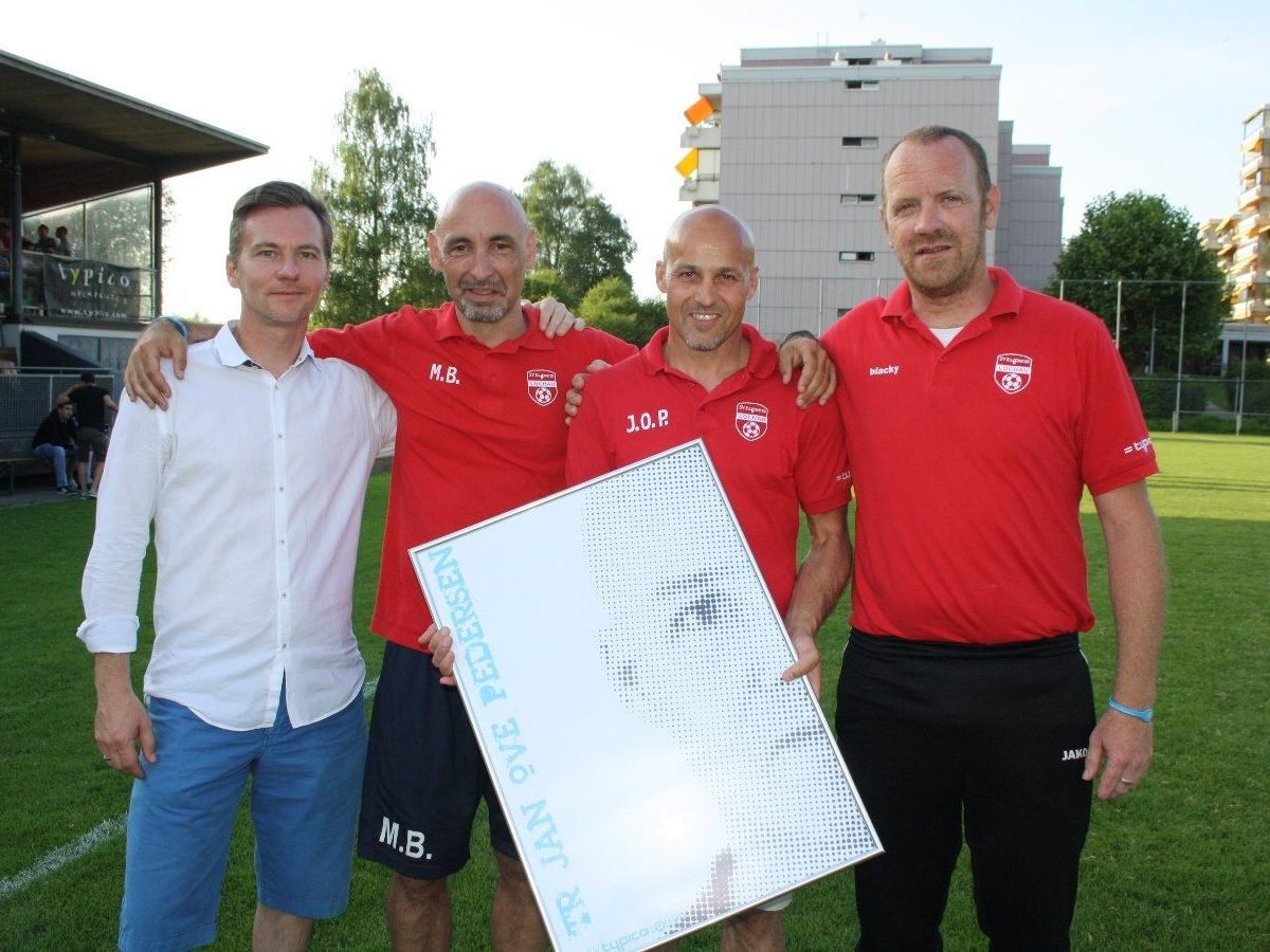Ein Dankeschön an Trainer Jan Ove Pedersen, im Bild mit Obmann Alexander Schiller, Marco Bologna und Robert Schwarz, der den SV Typico Lochau verlässt. Ein Dankeschön an Trainer Jan Ove Pedersen, im Bild mit Obmann Alexander Schiller, Marco Bologna und Robert Schwarz, der den SV Typico Lochau verlässt.
