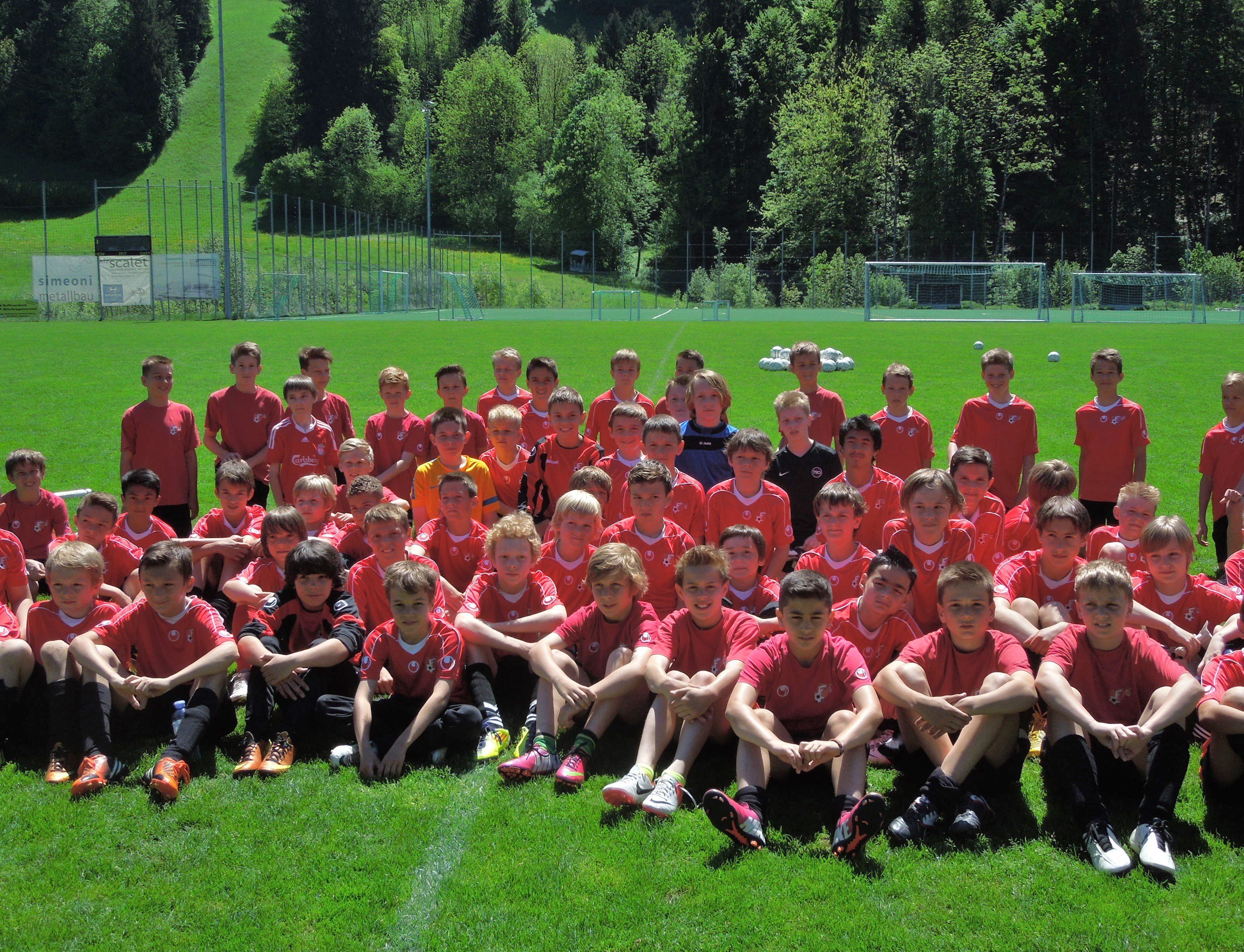 Die Spieler der AKA werden bei den Fußall-Spielfesten als Betreuer der Teams agieren. Die Spieler der AKA werden bei den Fußall-Spielfesten als Betreuer der Teams agieren.