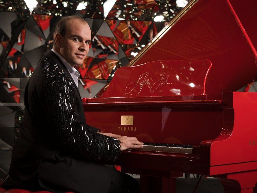 : Die Rocket Man Show mit Mario Pecoraro in der Remise. : Die Rocket Man Show mit Mario Pecoraro in der Remise.