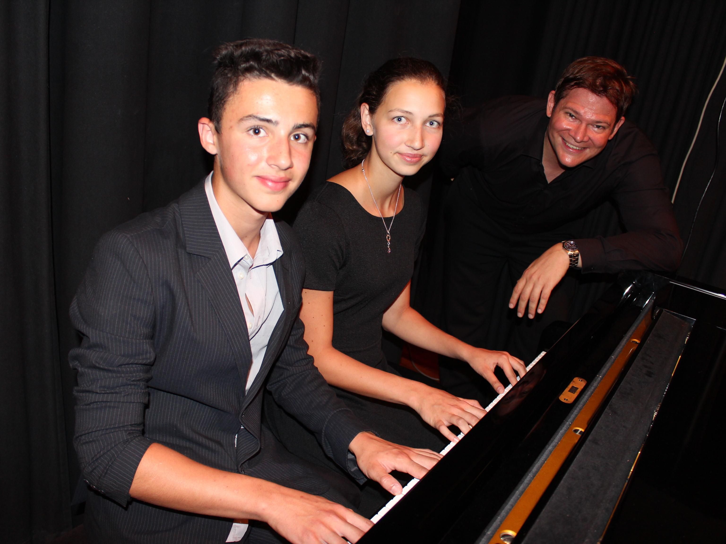 Irina und Valentin Yashin mit Musikschullehrer Arndt Rausch. Irina und Valentin Yashin mit Musikschullehrer Arndt Rausch.