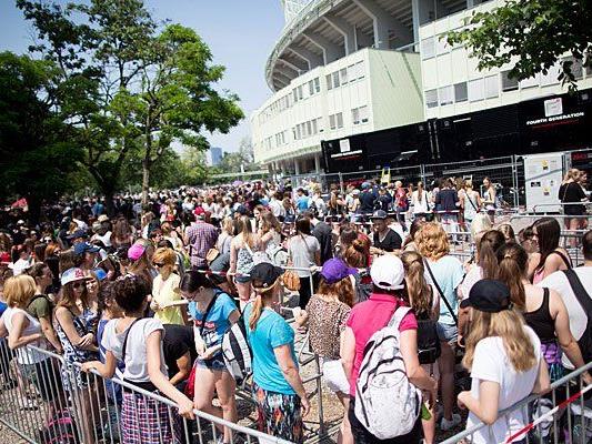 Die One Direction-Fans warten schon gespannt vor dem Stadion