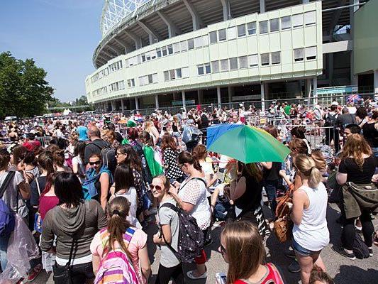 One direction-Fans strömen problemlos in das Ernst-Happel-Stadion