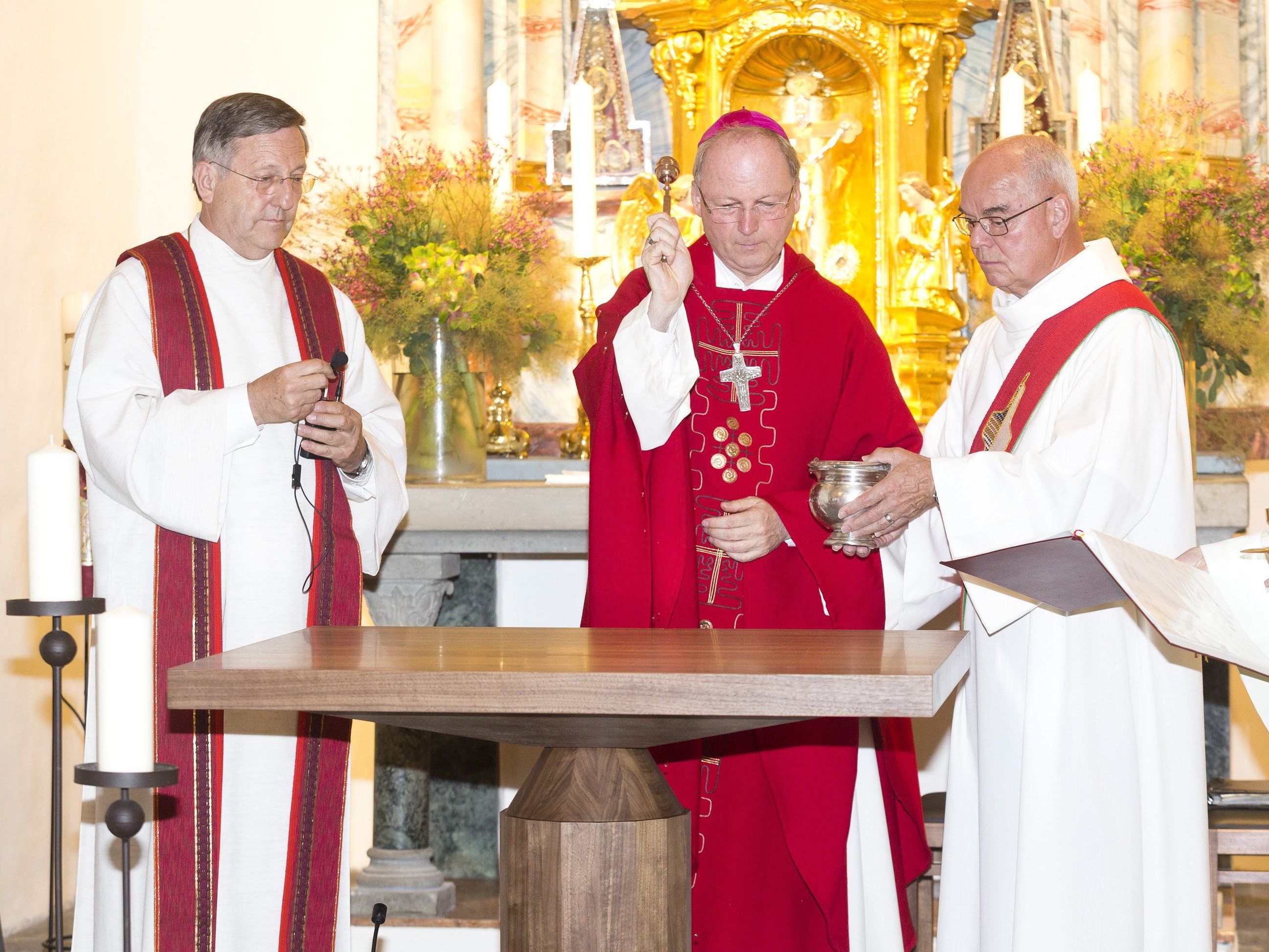 Mit der Altarweihe durch Bischof Benno Elbs wurde die Renovierung der St. Peter Kirche abgeschlossen. Mit der Altarweihe durch Bischof Benno Elbs wurde die Renovierung der St. Peter Kirche abgeschlossen.