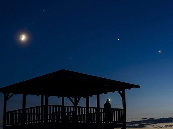 Wenn Mond, Jupiter und Venus (von links nach rechts) zu sehen sind Wenn Mond, Jupiter und Venus (von links nach rechts) zu sehen sind