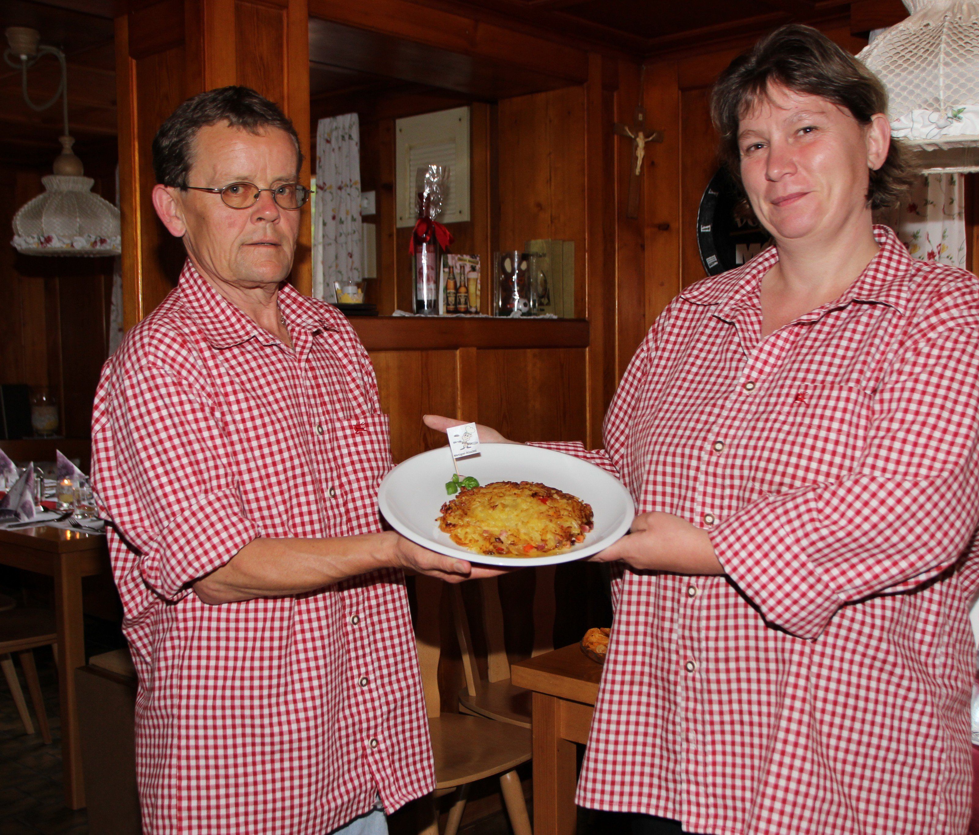 Die 1000ste Röschti wurde aus der Pfanne gehoben.Angelika und Ruedi mit Team sind als erfolgreiche Wirte ganz stolz darüber. Die 1000ste Röschti wurde aus der Pfanne gehoben.Angelika und Ruedi mit Team sind als erfolgreiche Wirte ganz stolz darüber.