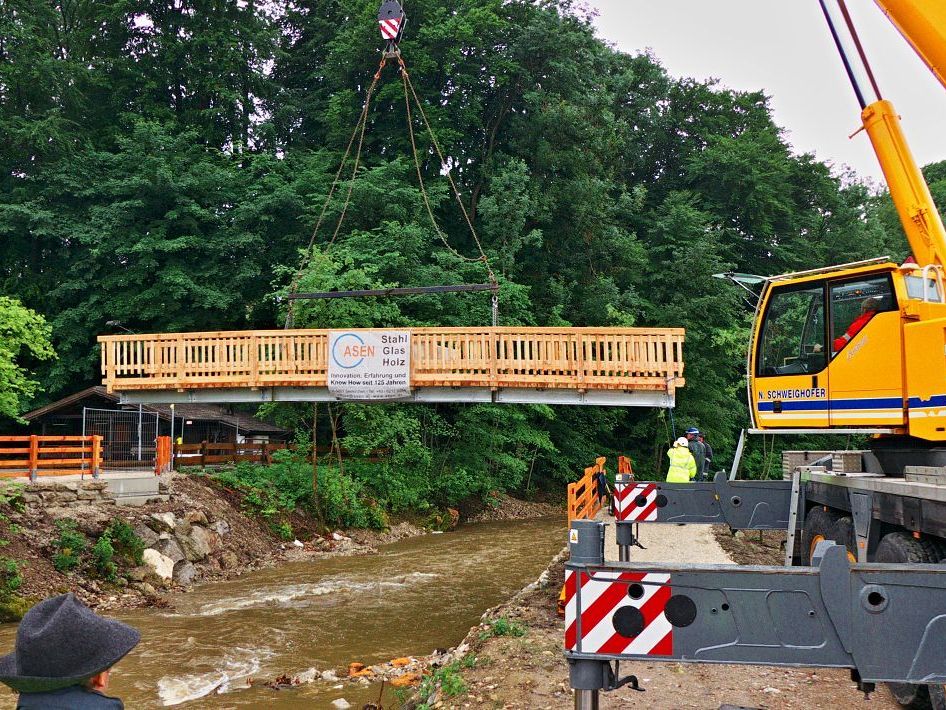 Neun Tonnen schweben über dem Wallerbach Neun Tonnen schweben über dem Wallerbach