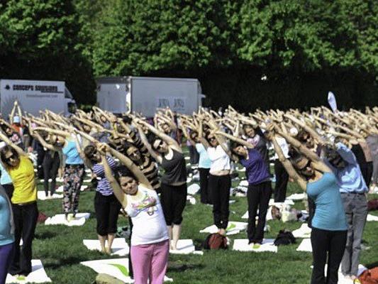 Nach dem Augarten findet die Yoga Covention heuer im Burggarten statt