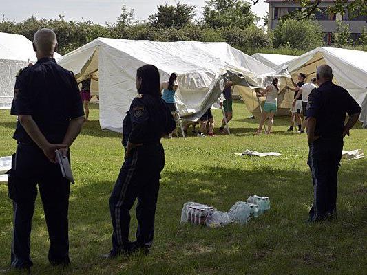 Zelte werden von Polizeischülernauf dem Gelände der polizeilichen Sicherheitsakademie für Flüchtlinge in Traiskirchen errichtet