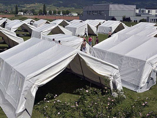 Nach den Flüchtlingszelten in Traiskirchen wird eine andere Unterbringung gesucht Nach den Flüchtlingszelten in Traiskirchen wird eine andere Unterbringung gesucht