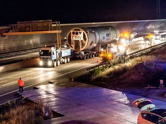 Rund vier Stunden dauerte die Fahrt des Schwertransporters. Rund vier Stunden dauerte die Fahrt des Schwertransporters.
