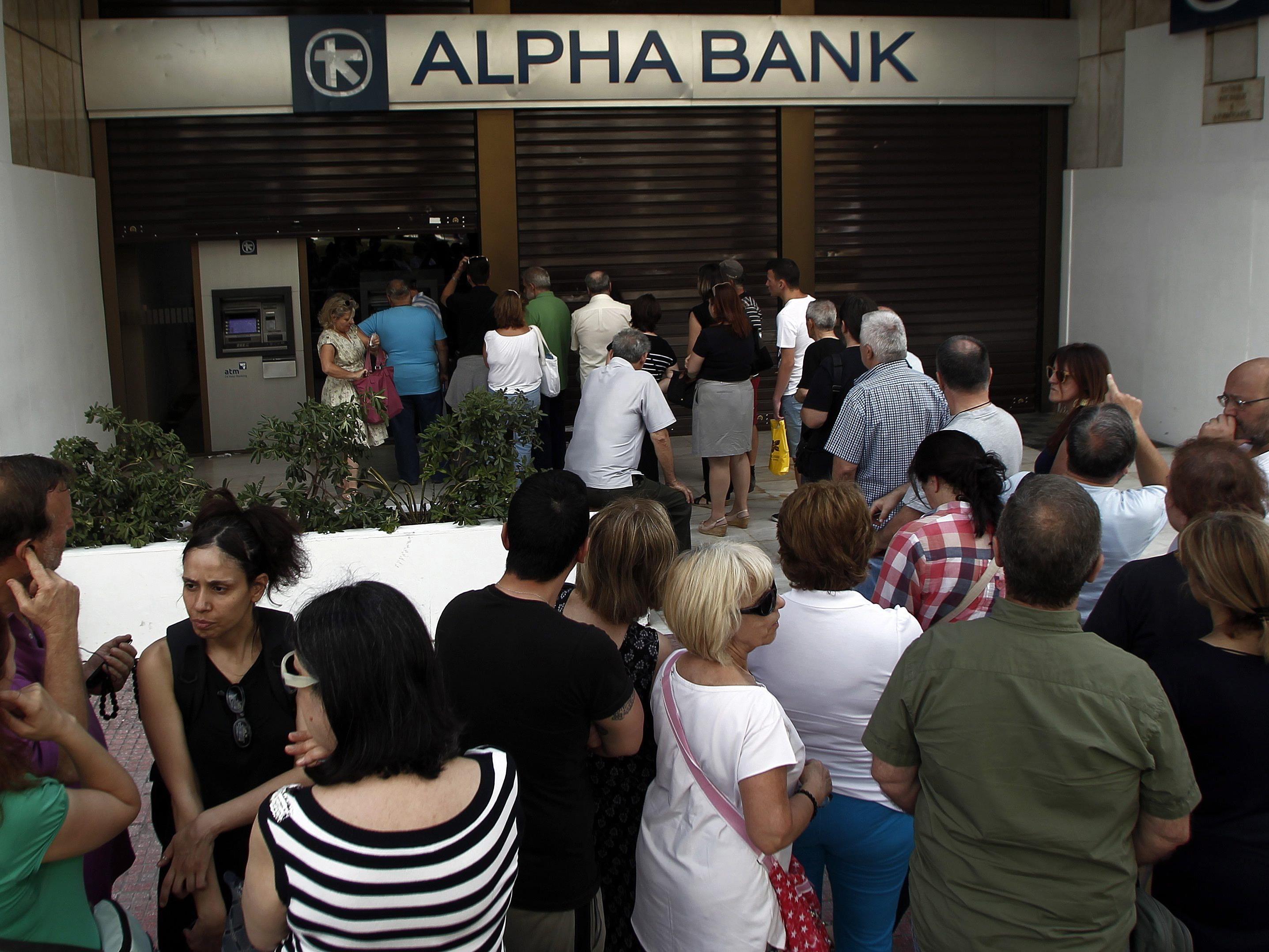 Am Samstag hoben in Griechenland Bankkunden ungewöhnlich viel Geld ab.