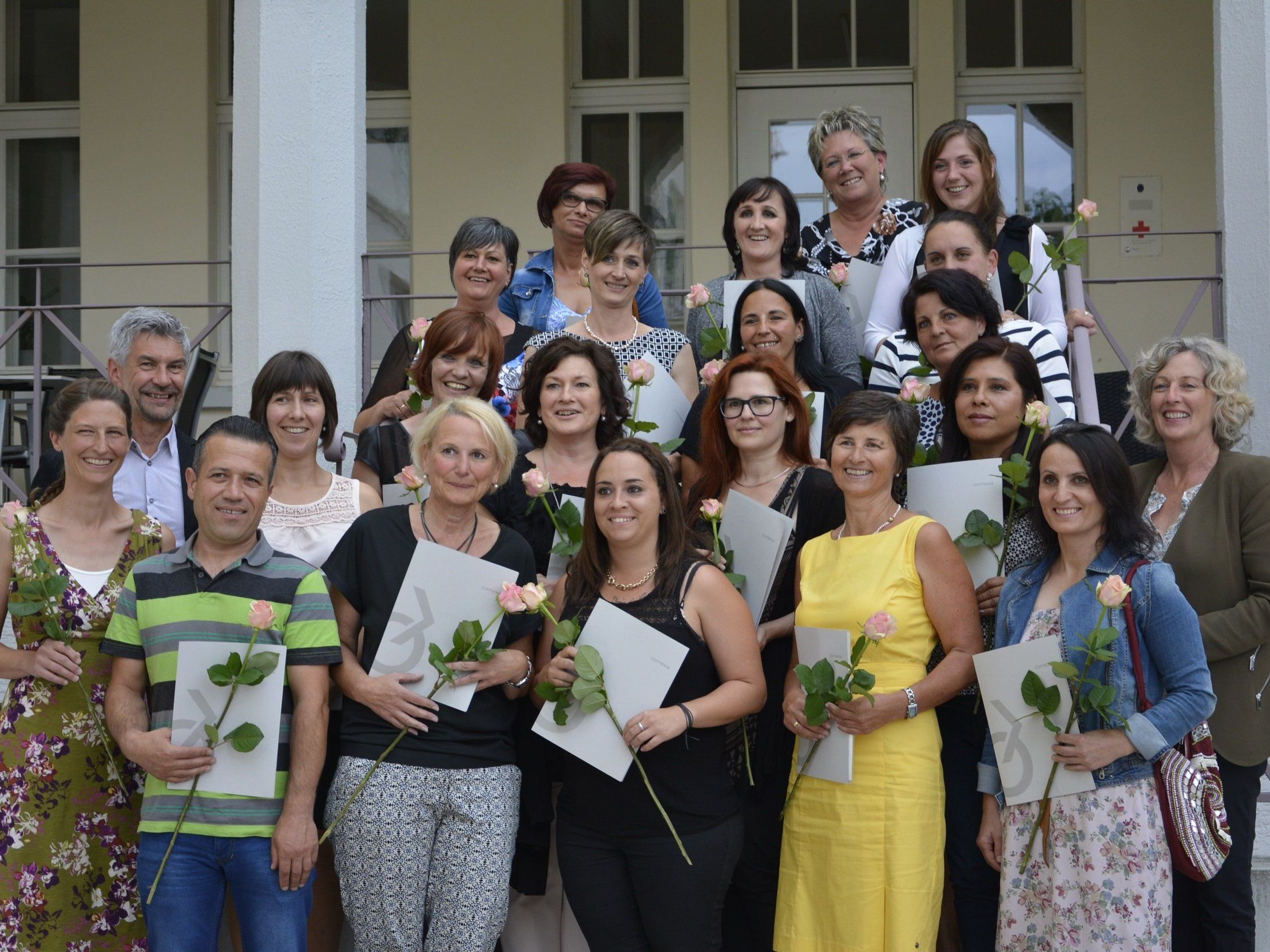 Gruppenfoto der Absolvent(inn)en mit LR Katharina Wiesflecker, Wilfried Feurstein (Lehrgangsleiter) und Katja Lutze (connexia) Gruppenfoto der Absolvent(inn)en mit LR Katharina Wiesflecker, Wilfried Feurstein (Lehrgangsleiter) und Katja Lutze (connexia)