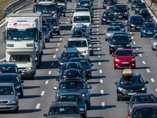 Unfall auf A23 - Sechs Kilometer Stau auf Wiener Stadtautobahn Unfall auf A23 - Sechs Kilometer Stau auf Wiener Stadtautobahn