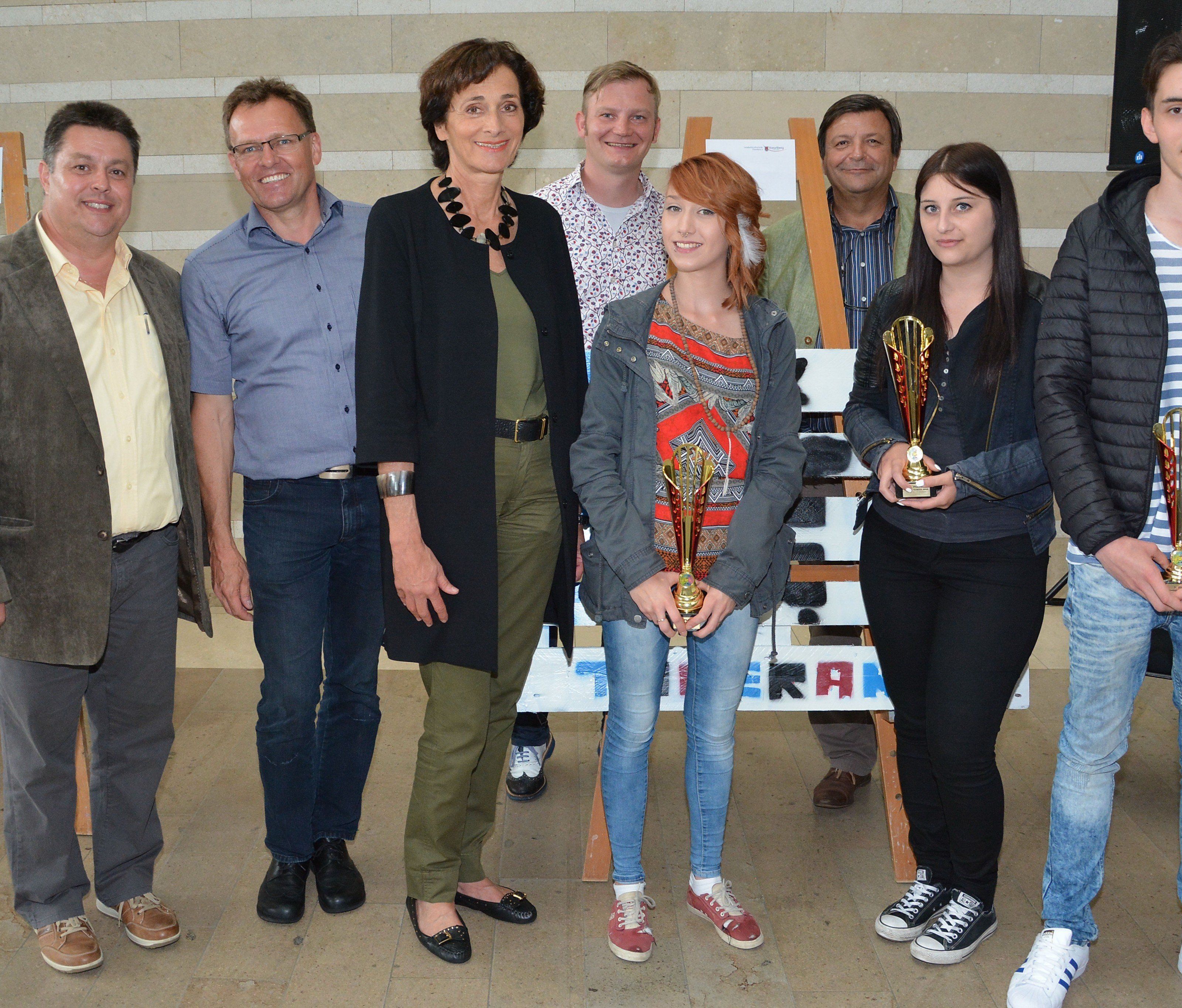 LR Bernadette Mennel mit den Verantowrtlichen der LBS Dornbirn und den drei Erstplatzierten. LR Bernadette Mennel mit den Verantowrtlichen der LBS Dornbirn und den drei Erstplatzierten.