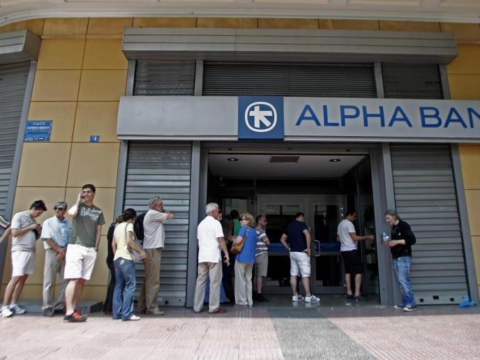 Griechen stürmen derzeit die Bankomaten