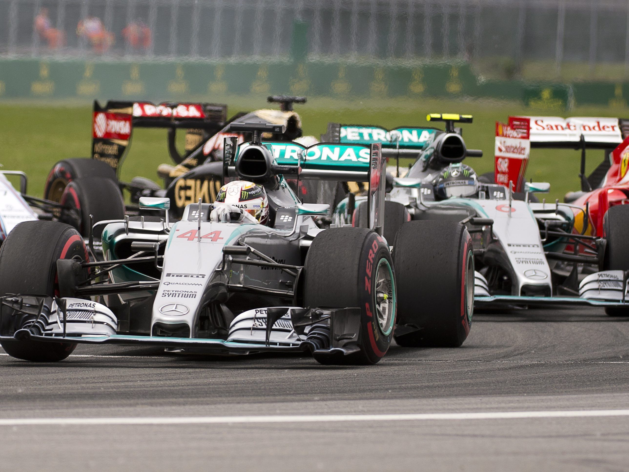 Hinter den beiden Silberpfeil-Piloten landete der Finne Valtteri Bottas im Williams auf Platz drei. Hinter den beiden Silberpfeil-Piloten landete der Finne Valtteri Bottas im Williams auf Platz drei.