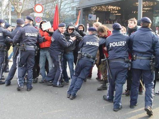 Bei einer Demo der Identitären 2014 musste die Polizei eingreifen. Bei einer Demo der Identitären 2014 musste die Polizei eingreifen.